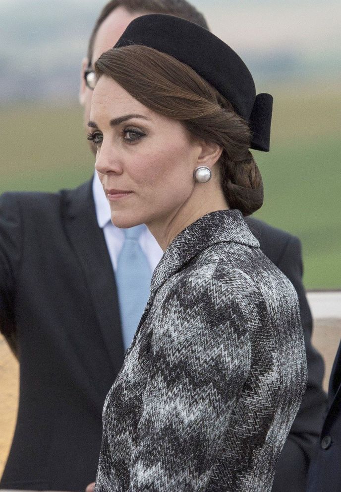 Vévodkyně Kate protokol dodržuje, a proto nosí velmi často klobouček, který mimojiné ochrání účes před větrem.