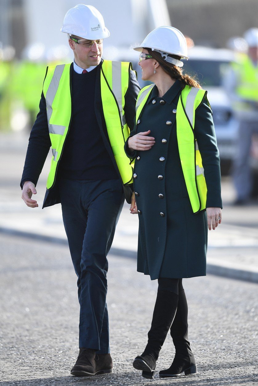 Vévodkyně Kate s princem Williamem na stavbě mostu 