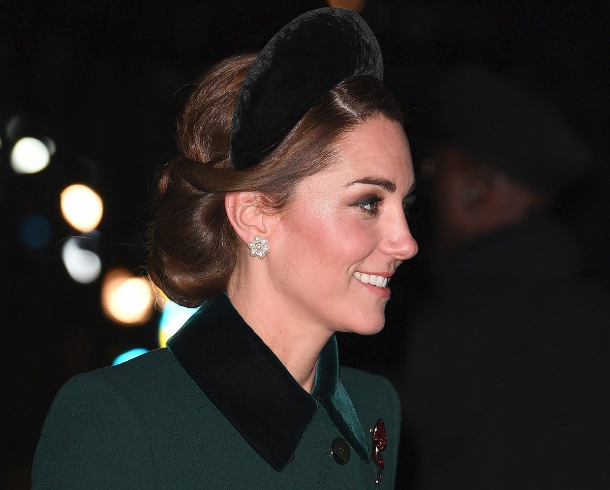 Vévodkyně Kate s čelenkou značky Velvet Headbands