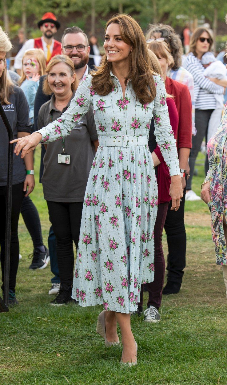 Vévodkyně Kate v šatech Emilia Wickstead