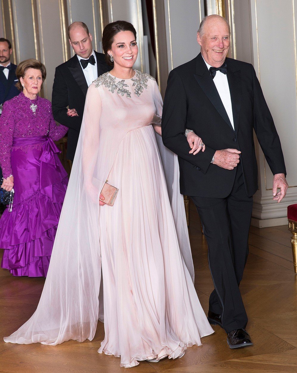 Vévodkyně Kate na galavečeři v Oslu v šatech Alexander McQueen