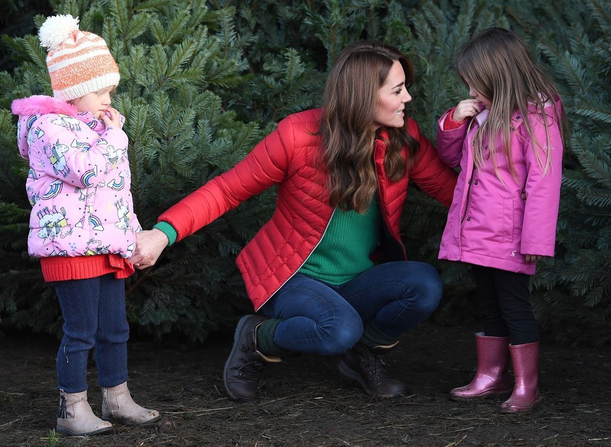 Vévodkyně Kate na stromkové farmě s dětmi
