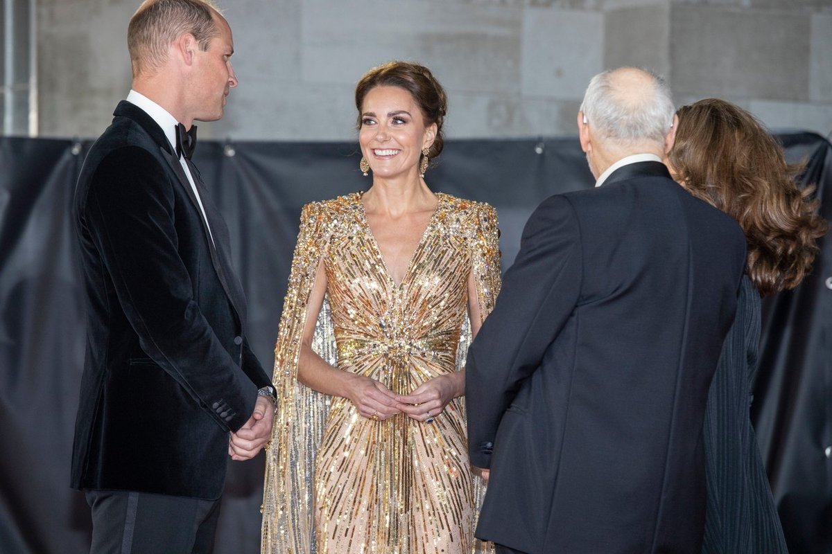 Vévodkyně Catherine v šatech Jenny Packham na premiéře No Time To Die