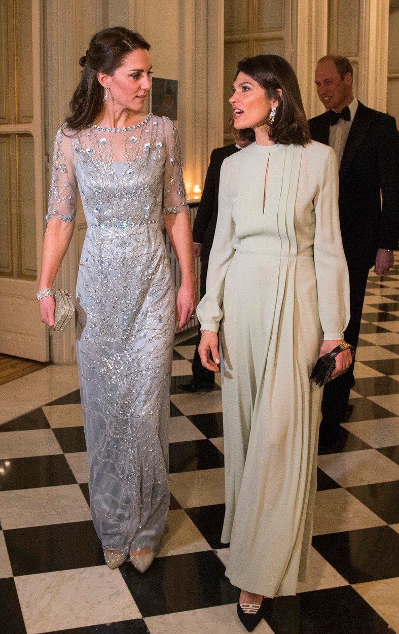 Vévodkyně Kate v šatech od Jenny Packham