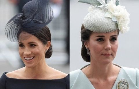 Královské krásky: Kate překvapila doplňky, Meghan černými "svatebními" šaty