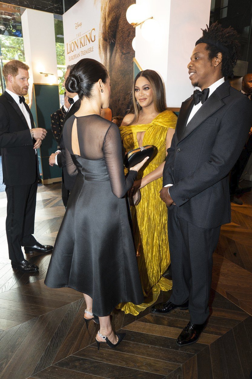 Vévodkyni Meghan na premiéře Lvího krále zastínila zpěvačka Beyoncé.