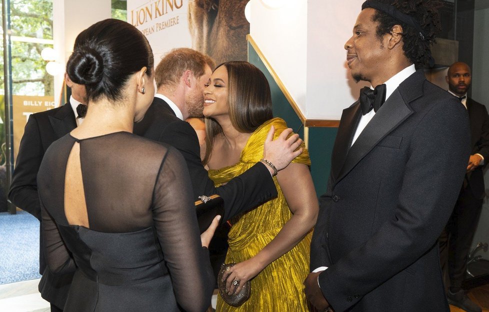 Vévodkyni Meghan na premiéře Lvího krále zastínila zpěvačka Beyoncé