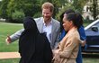 Princ Harry a vévodkyně Meghan s maminkou se vítali s přáteli