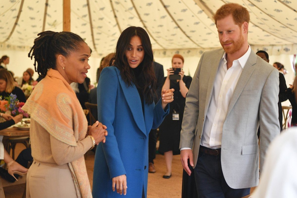 Vévodkyně Meghan s maminkou Doriou a svým manželem Harrym