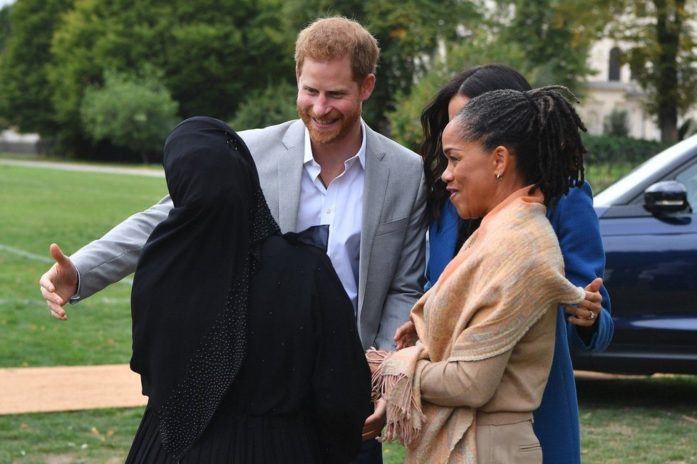 Princ Harry a vévodkyně Meghan s maminkou se vítali s přáteli.