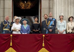 Královská rodina na balkóně Buckinghamského paláce