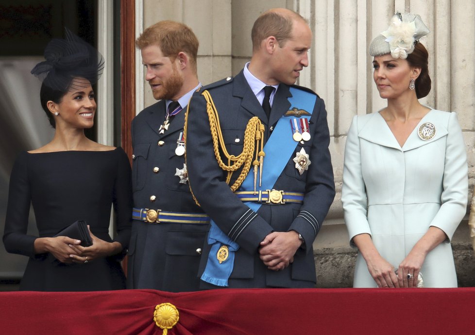 Princ Harry s vévodkyní Meghan a princ William s vévodkyní Kate.