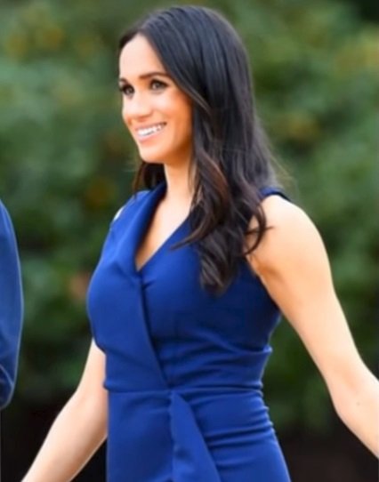 Meghan měla šaty, které odhalovaly ramena! Prý se v královské rodině takové chování vážně nesluší.