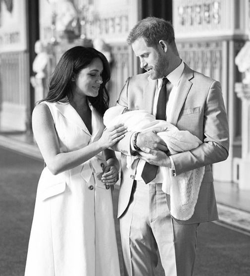 Vévodkyně Meghan a princ Harry představili světu syna.