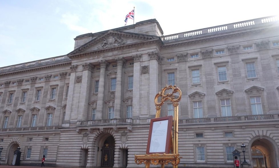 Vývěska před Buckinghamským palácem oznamující narození syna Harryho a Meghan