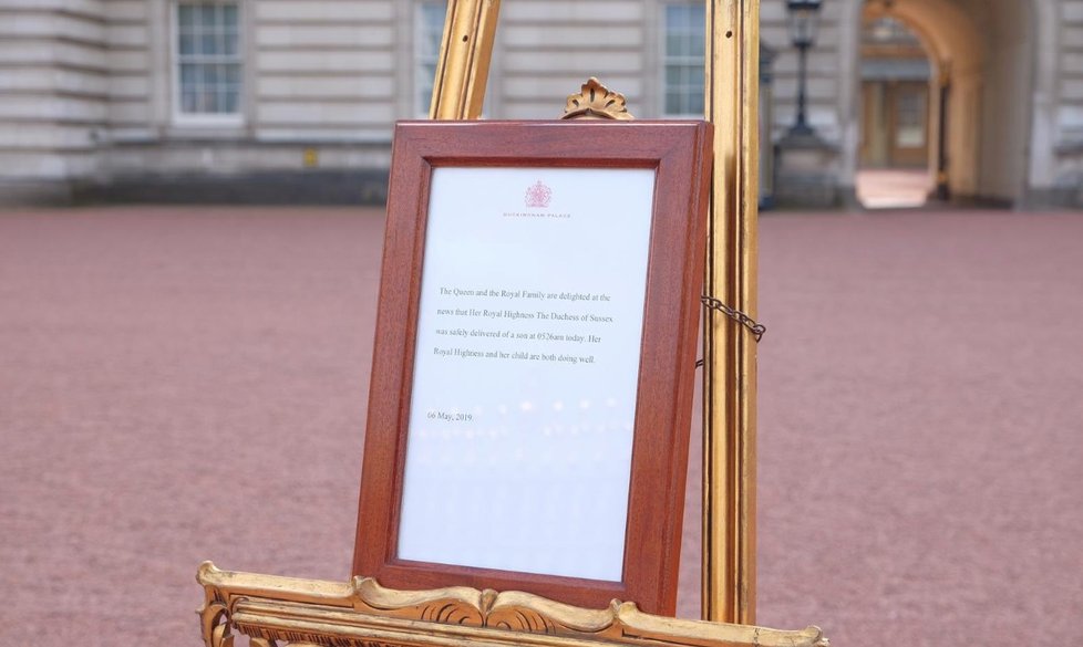 Vývěska před Buckinghamským palácem oznamující narození syna Harryho a Meghan