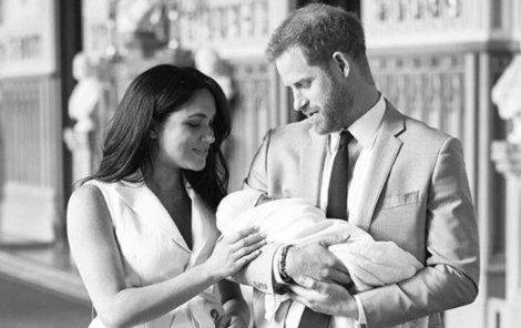 Vévodkyně Meghan a princ Harry představili světu syna