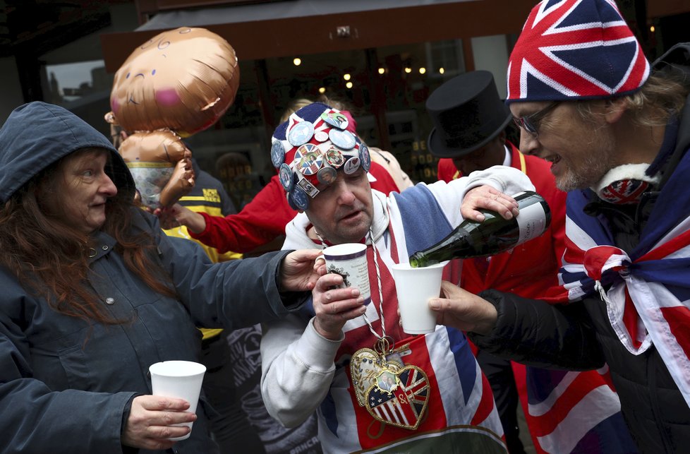 Britové oslavují narození syna Harryho a Meghan.