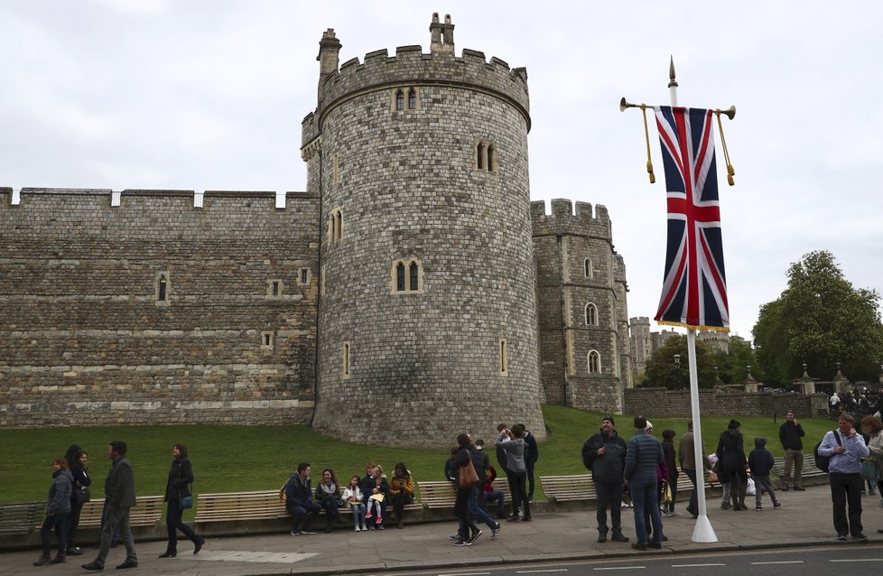 Britové oslavují narození syna Harryho a Meghan.