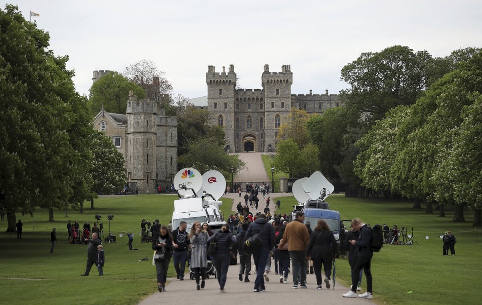 Britové oslavují narození syna Harryho a Meghan.