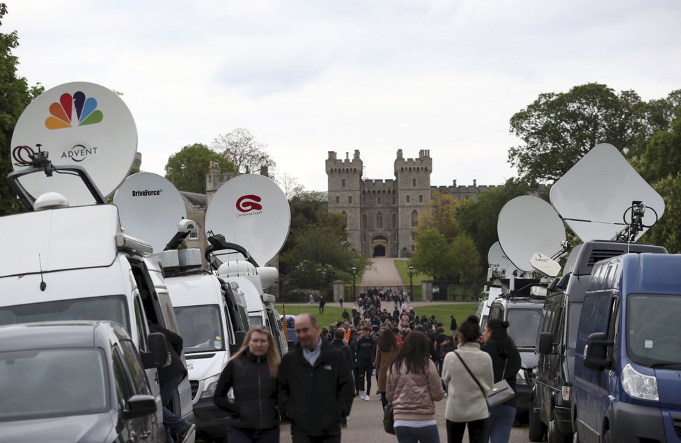 Britové oslavují narození syna Harryho a Meghan.