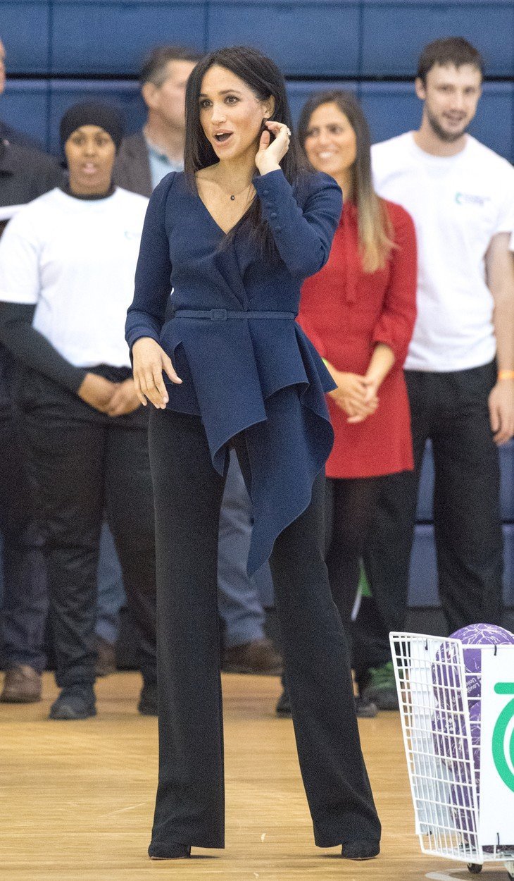 Vévodkyně Meghan hrála v tělocvičně netball.