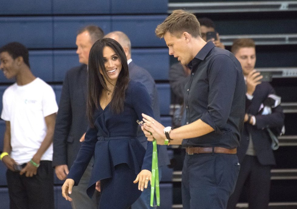 Vévodkyně Meghan hrála v tělocvičně netball.