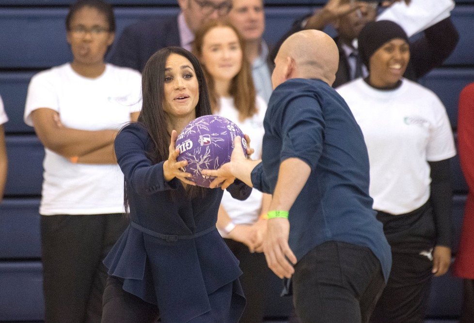 Vévodkyně Meghan hrála v tělocvičně netball.