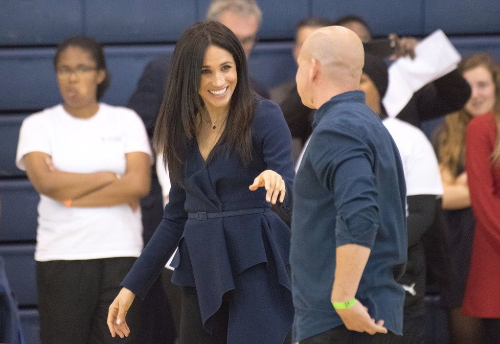 Vévodkyně Meghan hrála v tělocvičně netball.