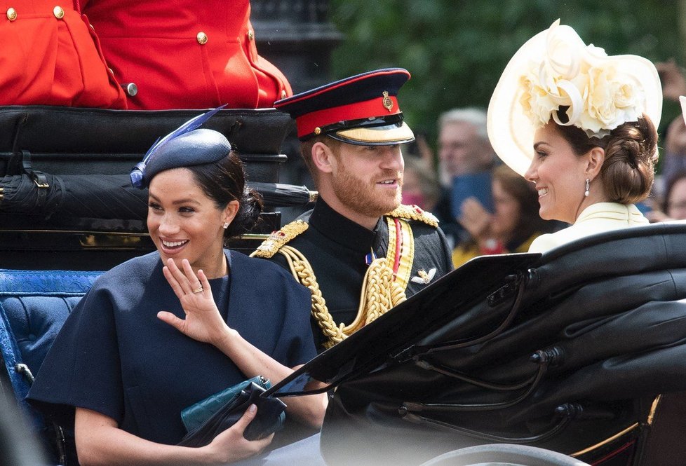 Vévodkyně Meghan, princ Harry a vévodkyně Kate na oslavách narozenin královny Alžběty