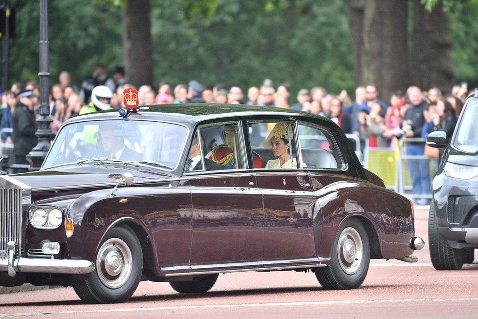 Vévodkyně Kate a princ William přijíždí na oslavu narozenin královny