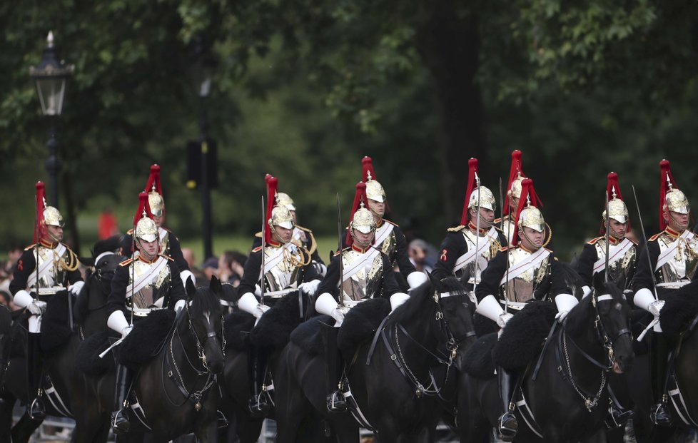 Trooping the Colour - přehlídka na oslavu narozenin královny Alžběty II.