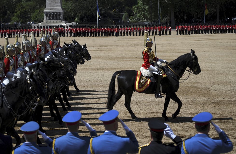 Trooping the Colour - přehlídka na oslavu narozenin královny Alžběty II.