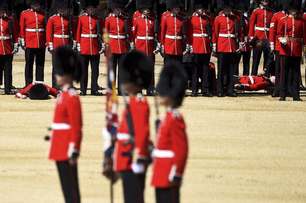 Trooping the Colour - přehlídka na oslavu narozenin královny Alžběty II.