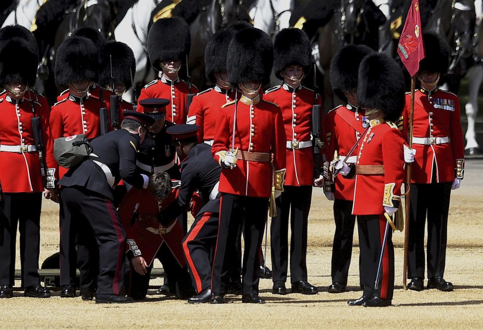 Trooping the Colour - přehlídka na oslavu narozenin královny Alžběty II.