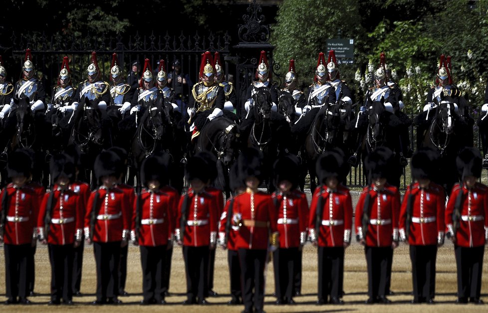 Trooping the Colour - přehlídka na oslavu narozenin královny Alžběty II.