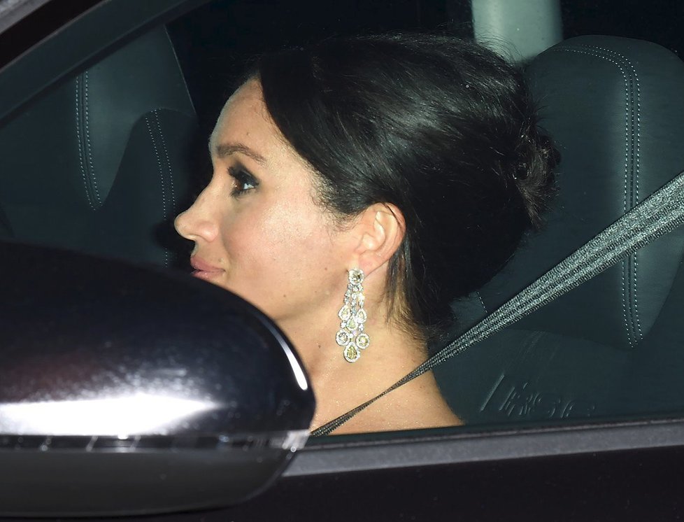 Vévodkyně Meghan s masivními visícími náušnicemi poseté diamanty.