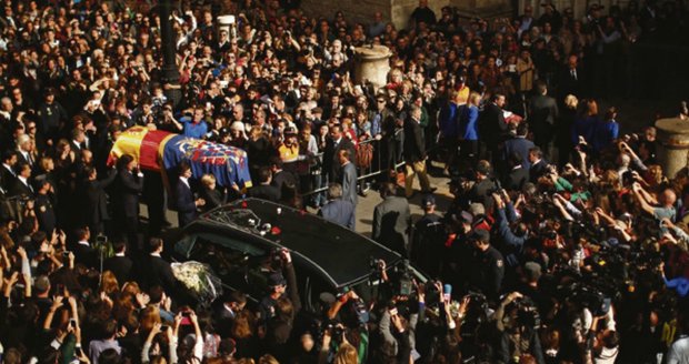 Pohřební průvod vévodkyně z Alby směřoval do sevillské katedrály obklopený davy lidí.
