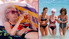 Vévodkyně z Alby (87) na dovolené: Na nohou se neudrží, ale pivo si dá