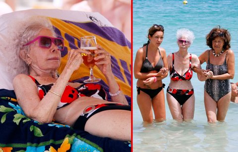 Vévodkyně z Alby (87) na dovolené: Na nohou se neudrží, ale pivo si dá