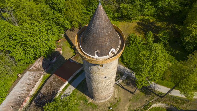 Věž Jakobínka byla postavena pravděpodobně okolo roku 1300 či 1500 jako zděná helmice. V písemných pramenech se poprvé objevila v roce 1723.