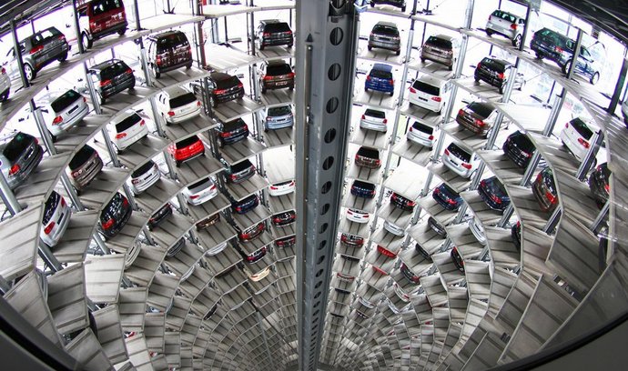 Věž plná Volkswagenů ve Wolfsburgu