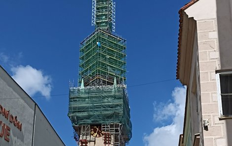 Opravy věže mají skončit na podzim. 