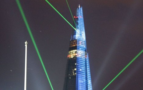 Invaze vetřelců? Ne, to jen laserová show rozjasnila nejvyšší budovu.