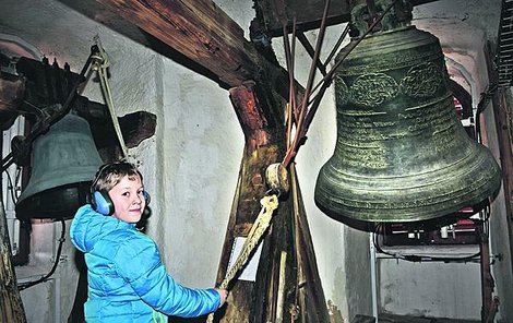 Marek zvoní na věži na zvony Zikmund (vpravo) a Marii.