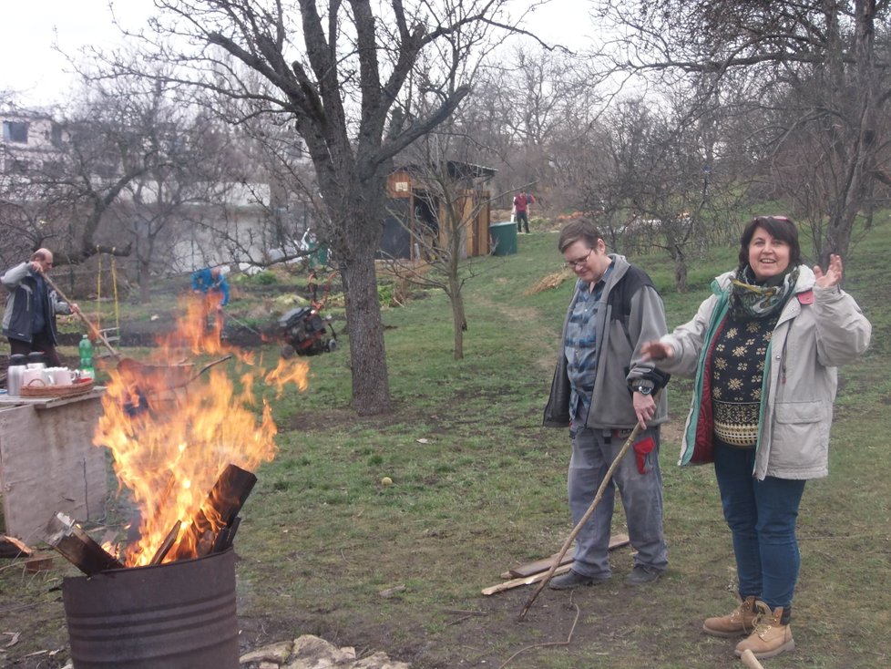 Jiří Beránek dnes žije plnohodnotný život na svobodě, má i stálé zaměstnání. Do komunitního centra Kotlaska ale stále dochází ochotně a rád.