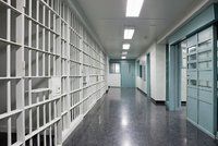 Z vězení do detenčního ústavu: Kriminálník napadl spoluvězně střepem