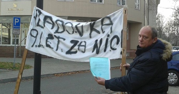 Hladovku držel před Okresním soudem v Karviné Pavel Barkoci na protest tomu, že byl neprávem odsouzen na devět let.