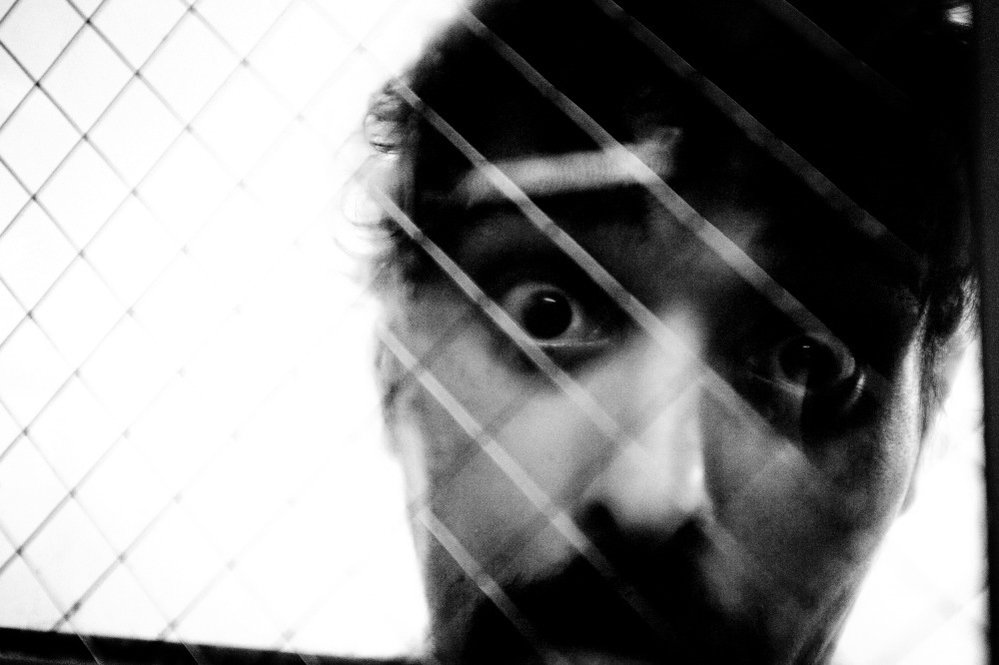 Americká fotografka Jenny Ackerman ve své práci s názvem Trapped (uvězněný, chycený) ukazuje situace, které jsou podle všeho nezvládatelné jak pro vězně, tak pro dozorce.
