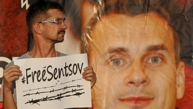 Lidé se sešli na protest, kde požadovali propuštění režiséra Olega Sentsova.